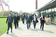 現重 시찰하는 신문사 발행인들