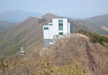 얼음골 케이블카 운행 재개 승강장 낮추고 조명도 바꿔