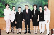 전몰군경 미망인회 임원진, 박 시장과 환담