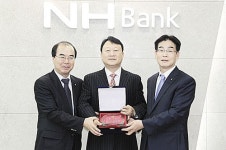 농협 울산본부, 박용걸 명예지점장에 감사패