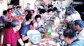 송학경로당 어르신 60여명 추어탕 대접