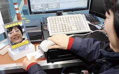 친절거울 보며 인사… 공영주차장 친절도 쑥쑥