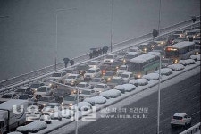 눈폭탄 주요도로 교통대란 아산로·염포로 출근길 2시간여 거대 주차장