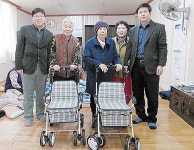 신진경로당 어르신에 보행보조기 2대