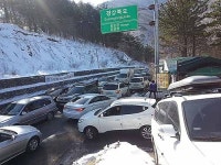 주말 설경 감상 등산객 몰려 운문령 교통마비