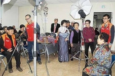 어르신 웃어야 잘나옵니다말에 수줍은 미소·너털웃음만…