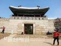 봉우리마다 솟아오른 기암괴석… 풍진 세상을 호령하네 부산의 진산 금정산
