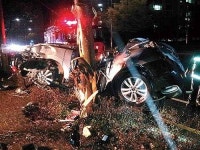 SUV차량 빗길 가로수 충돌 3명 死傷