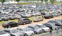 대형 주차장으로 변한 축제장