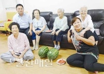 북정주민자치위, 경로당 수박 전달