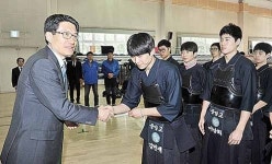 전국체전 참가 중앙고 검도부에 격려금