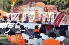 옹기장인 시연·옹기장수 행렬… 멋과 흥 어우러져 외지서 들여온 저질 옹기·바가지 상혼 관람객 원성