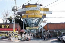 후한 인심과 흥정이 오가는 100년 전통 최고 재래시장 갖가지 먹거리 푸짐한 장터 한 움큼 더 얹어주는 덤도