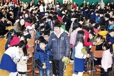남산초, 새내기 후배들 꼭 안아주기