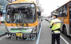 정류장서 버스 3중 추돌사고 승객 22명 경상… 30여분 정체