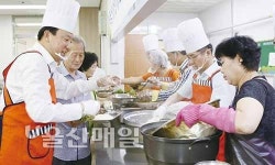 박천동 북구청장, 노인복지관 배식 봉사
