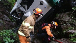 인제서 도로변 계곡으로 1톤 트럭 추락…4명 다쳐