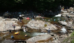 지리산 피아골 계곡물에 첨벙