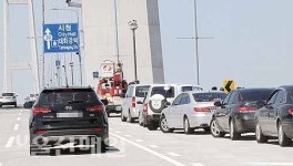 울산대교 개통 두 달… 불법 주·정차 대책없나사진 촬영 등 안전사고 노출…대교 위 보행 불법입니다