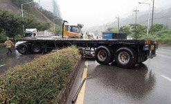 빗길 25t 트럭 가로수·중앙분리대 들이받아 운전자 중상