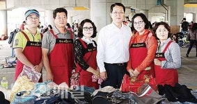 서동욱 남구청장 태화강 나눔장터 참여자 격려
