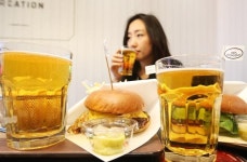 맥주와 햄버거 함께 즐기세요