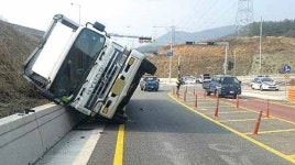 범서 두산교차로 커브길 탑차 전도