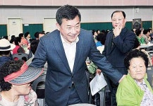 복산2동 어르신 위안잔치 격려