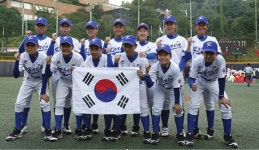기념촬영하는 리틀야구 대표팀