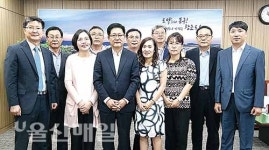 권명호 동구청장, 현대청운중·고교 감사패 받아