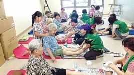 초록회 13년째 경로당·복지시설 발마사지 봉사