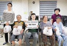 부모사랑요양원 어르신들에 발달장애인 제빵 전달