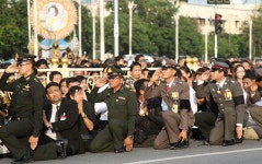 국왕 왕궁가는길 수백만 애도