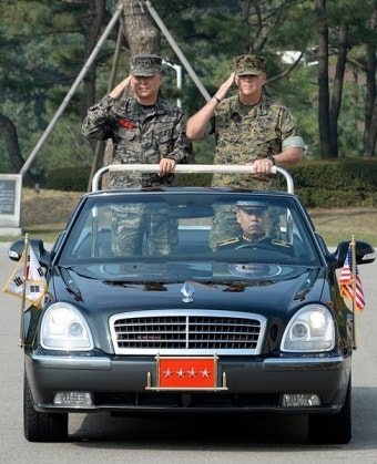 미 해병대사령관, 해병대사령부 예방