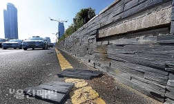 태화교·신삼호교 중앙분리대 화단 애물단지 전락석재패널 파손 수차례 보수… 열흘도 못 가 또 우르르