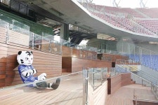 가족과 피크닉 즐기며 경기 관람한다