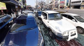 수암시장 인근 불법주차 인도 점령