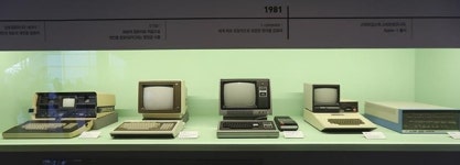 기록매체박물관에 전시된 연대별 컴퓨터