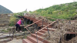 4족 보행 공룡발자국 화석 산지 정비 그후 2년…데크 난간·펜스 파손된 채 방치… 온갖 쓰레기에 악취까지