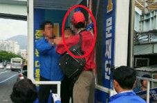 대선 유세 차량에 올라 선거운동 방해하는 남성