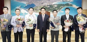 권명호 동구청장, 모범근로자 6명 표창… 노사화합 정착되는 계기 되길