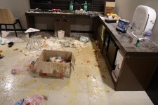 인터넷 방송으로 난장판 된 모텔 객실