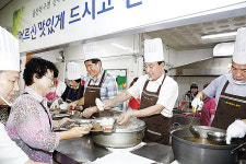박천동 북구청장, 노인복지관 점심 배식봉사활동