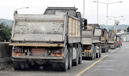 대형화물차 도로 점령