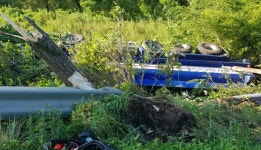 도로 벗어나 전도된 황산수송차량