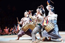 도심 속 야외무대서 벌이는 신명나는 놀이판