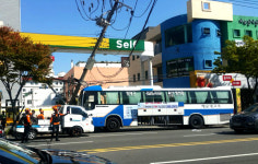 동대구 향하던 고속버스 전봇대 들이받아, 울산 남구 삼산동 일대 혼잡