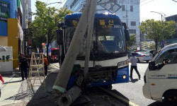 동대구 향하던 고속버스 전봇대 들이받아, 울산 남구 삼산동 일대 혼잡