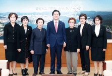 전몰군경미망인회 울산시지부 임원진, 시청 방문