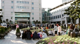 울산시청 광장에 대피한 공무원과 아이들